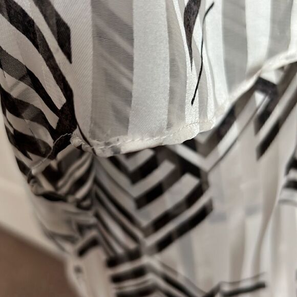 LIKE NEW White House Black Market blouse - Picture 3 of 7